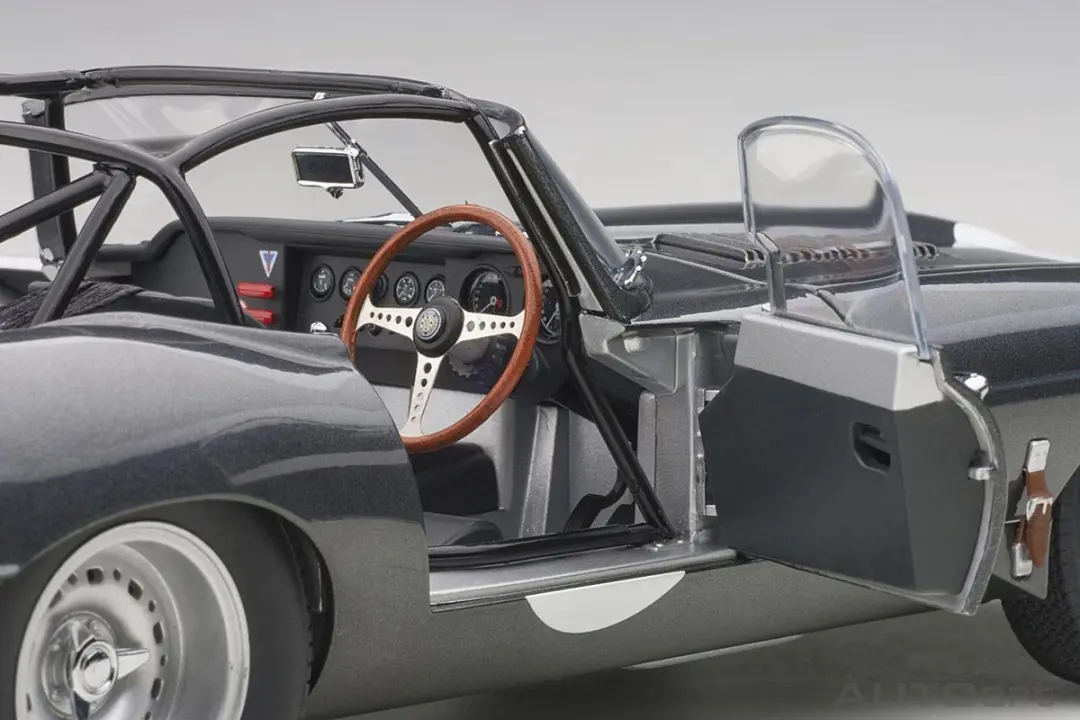 Jaguar Lightweight E-Type AutoArt 1/18 - Donker Grijs