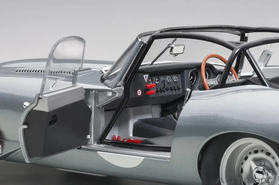 Jaguar Lightweight E-Type AutoArt 1/18 - Zilver