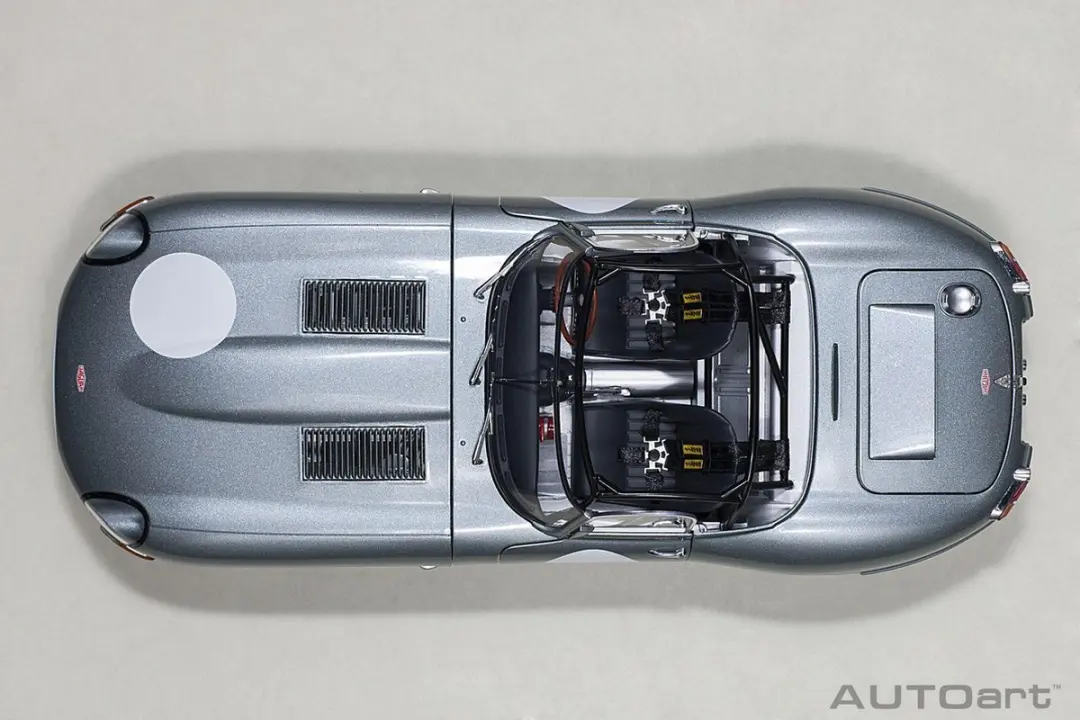 Jaguar Lightweight E-Type AutoArt 1/18 - Zilver
