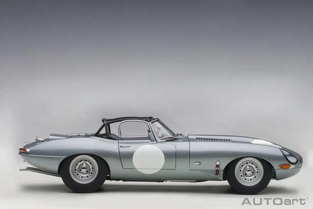 Jaguar Lightweight E-Type AutoArt 1/18 - Zilver