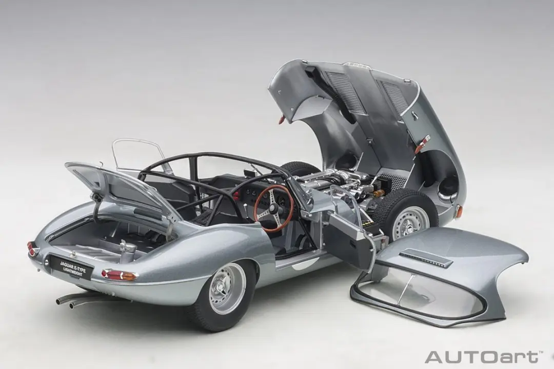 Jaguar Lightweight E-Type AutoArt 1/18 - Zilver - afbeelding 6 van 6