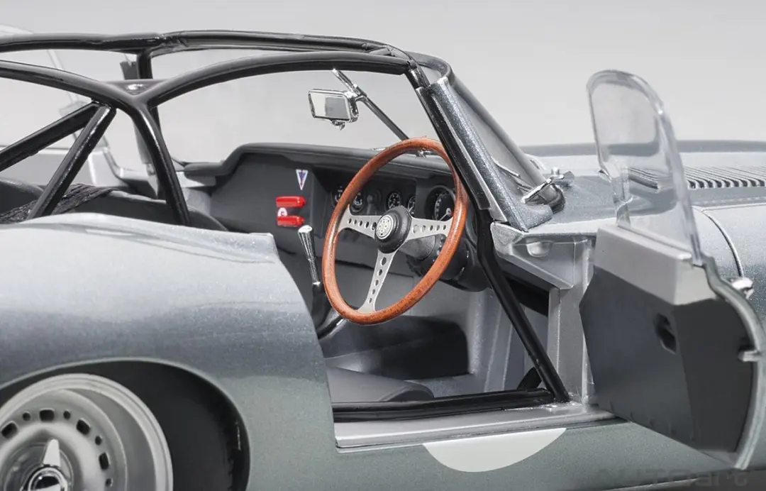 Jaguar Lightweight E-Type AutoArt 1/18 - Zilver