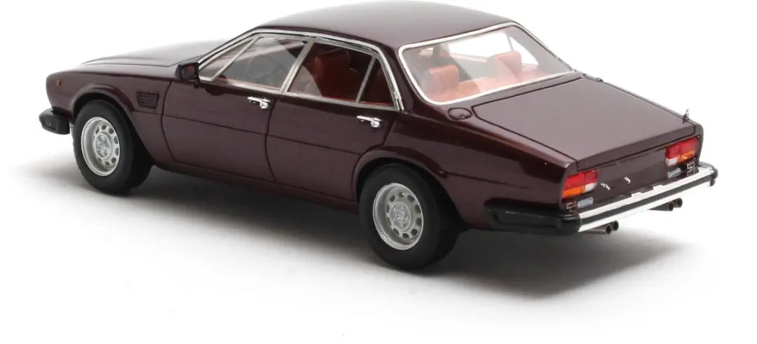 Matrix De Tomaso Deauville Series II 1978-1985 Modelauto 1:43 - Rood metallic