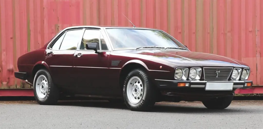 Matrix De Tomaso Deauville Series II 1978-1985 Modelauto 1:43 - Rood metallic
