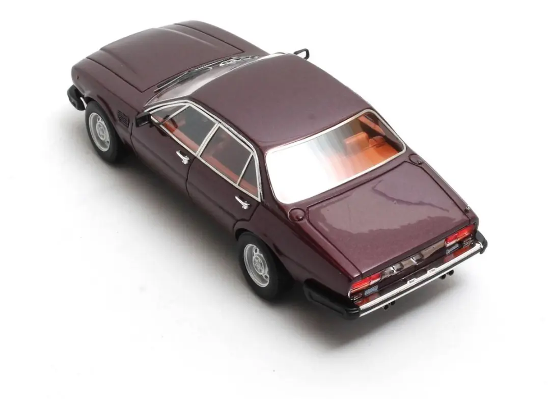 Matrix De Tomaso Deauville Series II 1978-1985 Modelauto 1:43 - Rood metallic