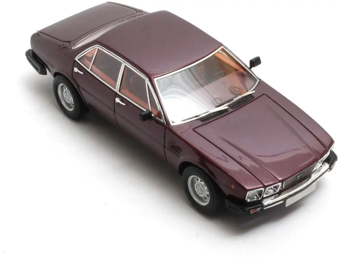Matrix De Tomaso Deauville Series II 1978-1985 Modelauto 1:43 - Rood metallic