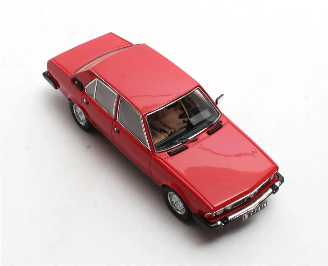 Matrix Alfa Romeo 6 2.5 1979-1983 Modelauto 1:43 - Rood